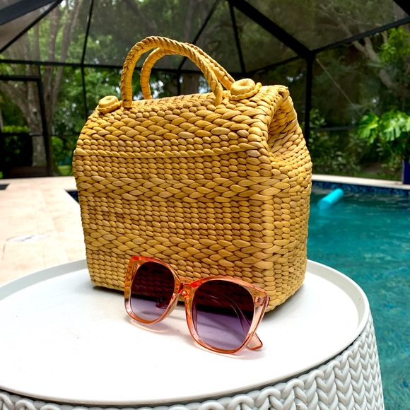 Vintage Woman’s Wicker Handbag - Picture 2 of 14